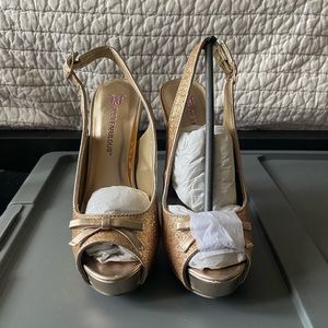 JUSTFAB gold sparkly peep toe heels. US 6